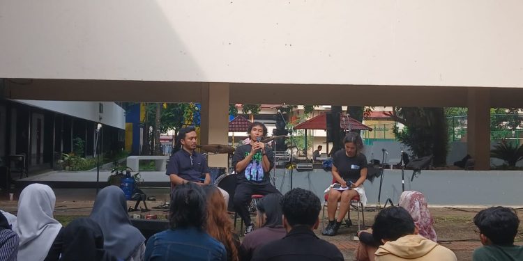 Alumni Antropologi Unhas, Saleh Hariwibowo (tengah) saat menjadi narasumber dalam diskusi Memoriabilia Talks di Koridor FIS III-109, FISIP Unhas, Minggu (13/07). Foto/IDENTITAS/Aqifah Naylah Alifya Safar.