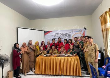 Foto bersama mahasiswa KKN dengan warga Kelurahan Majjelling Wattang setelah Seminar Program Kerja, Selasa (15/07).