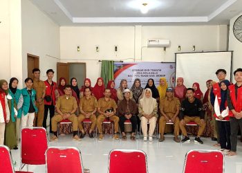 Foto bersama mahasiswa, aparat dan masyarakat setempat pada Seminar Proker Mahasiswa KKN-T Unhas di Aula Kantor Desa Bola Bulu, Selasa (15/07). Foto: Dokumentasi Pribadi.