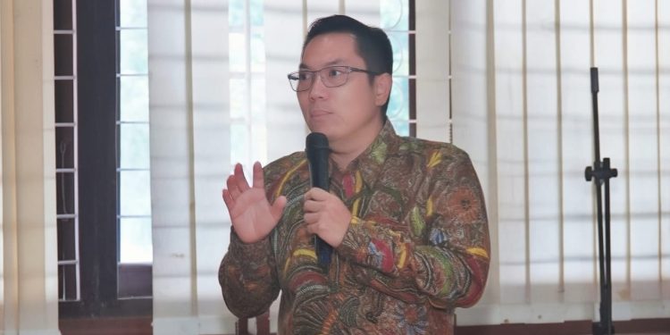 Direktur Eksekutif AASI, Mohamad Ali Isa Nugroho Budi Santoso, saat memaparkan inovasi aplikasi tDrive dalam Talkshow Hasanuddin Sharia Economic Festival ke-10 di Pegadaian Hall, FEB Unhas, Selasa (15/07). Foto: Dokumentasi pribadi