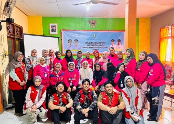 Foto bersama mahasiswa KKN dengan peserta usai Sosialisasi Pencegahan Stunting di Kantor Kelurahan Ujung Sabbang, Kota Parepare, Kamis (17/06). Foto: Dokumentasi Pribadi