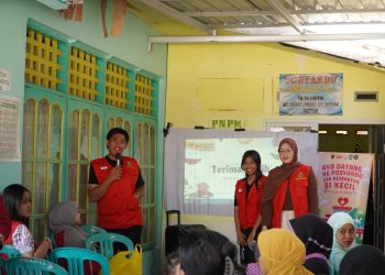 Mahasiswa KKN-T Unhas saat Paparkan Edukasi Gizi Cegah Stunting di Posyandu Melati 03, Kelurahan Watang Soreang, Kecamatan Soreang, Kota Pare-Pare. Sabtu (19/07) Foto: Dokumentasi Pribadi.