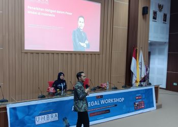 Potret Ahmad Zakaria saat memaparkan materi terkait penerbitan obligasi dalam pasar modal dikegiatan Legal Workshop ALSA LC Unhas, di Aula Sjamsuddin Dg. Ngawing Lt. 5 FK Unhas. Sabtu (19/07). Foto: IDENTITAS/Aynun Lutfiya