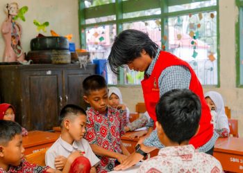 Gelorakan Budaya Baca, Mahasiswa KKN-T Unhas Hadirkan Literasi Interaktif di Desa Lembanna