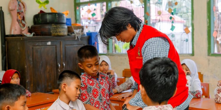 Gelorakan Budaya Baca, Mahasiswa KKN-T Unhas Hadirkan Literasi Interaktif di Desa Lembanna
