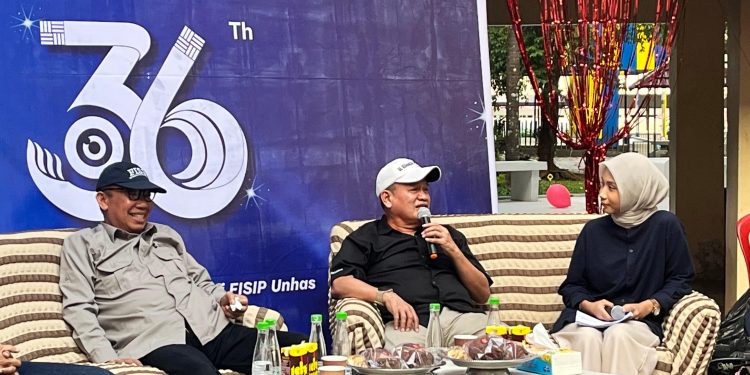 Potret Prof Dr Muh Akbar M Si Saat Bincang-bincang Pada Perayaan Ulang Tahun Kosmik ke-36 di Depan FIS. 109 Fisip Unhas, Sabtu (19/07). Foto: IDENTITAS/Fahry Muhammad