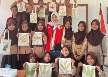 Tumbuhkan Kreativitas Siswa, KKN PMM-BIMA Panaikang Hadirkan Program Ecoprint