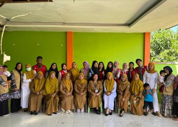 Foto bersama petugas kesehatan usai melakukan penyuluhan di Posyandu Asoka, Desa Bonto Jai, Kecamatan Bissappu, Kabupaten Bantaeng, Senin (21/07). Foto: Dokumentasi Pribadi