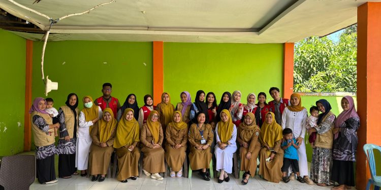 Foto bersama petugas kesehatan usai melakukan penyuluhan di Posyandu Asoka, Desa Bonto Jai, Kecamatan Bissappu, Kabupaten Bantaeng, Senin (21/07). Foto: Dokumentasi Pribadi