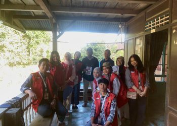 Mahasiswa bersama warga Desa Pattaneteang setelah melakukan skrining kesehatan, Senin (21/07). Foto: Dokumentasi pribadi