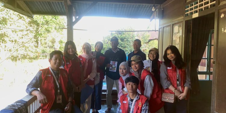 Mahasiswa bersama warga Desa Pattaneteang setelah melakukan skrining kesehatan, Senin (21/07). Foto: Dokumentasi pribadi