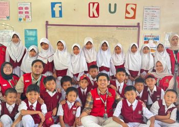 Foto Mahasiswa KKN-PK Unhas bersama Siswa SDN 38 Janna-Jannaya, Desa Bonto Majannang, Kecamatan Sinoa, kabupaten Bantaeng, setelah Program KKN-PK (Edukasi Seksual), Senin (21/07). Foto: Dokumentasi Pribadi