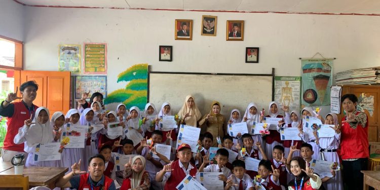 Foto bersama Tim KKN Tematik Literasi Unhas dengan siswa kelas 6 setelah pelaksanaan proker di SD Inpres Mannuruki, Desa Lempangang, Selasa (22/07). Foto: Dokumentasi Pribadi