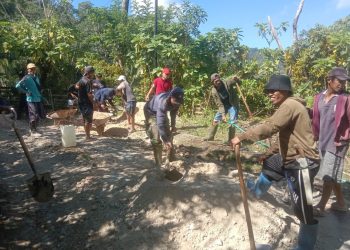Potret perbaikan jalan yang dilakukan oleh KKN Kebangsaan dan warga setempat di Desa Tompo Bulu, Dusun III, Kampung Tanete, Kecamatan Balocci, Kabupaten Pangkep. Senin (21/07). Foto : Dokumentasi Pribadi