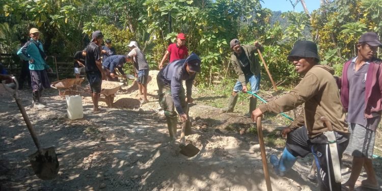 Potret perbaikan jalan yang dilakukan oleh KKN Kebangsaan dan warga setempat di Desa Tompo Bulu, Dusun III, Kampung Tanete, Kecamatan Balocci, Kabupaten Pangkep. Senin (21/07). Foto : Dokumentasi Pribadi