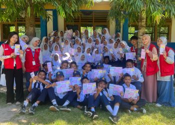 Foto bersama KKN-PK Unhas setelah kegiatan penyuluhan mengenai dampak pernikahan dini kepada siswa SMP 2 Arungkeke, Desa Palajau, Kecamatan Arungkeke, Kabupaten Jeneponto, Senin (21/7).