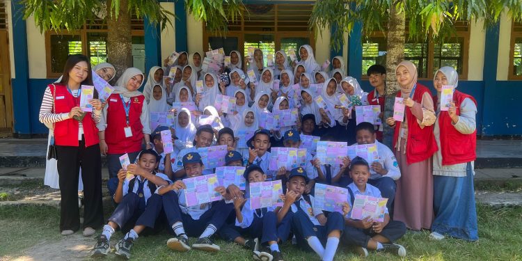 Foto bersama KKN-PK Unhas setelah kegiatan penyuluhan mengenai dampak pernikahan dini kepada siswa SMP 2 Arungkeke, Desa Palajau, Kecamatan Arungkeke, Kabupaten Jeneponto, Senin (21/7).