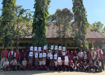 Mahasiswa bersama siswa SD setelah melakukan kegiatan literasi, Rabu (23/07). Foto: Dokumentasi pribadi