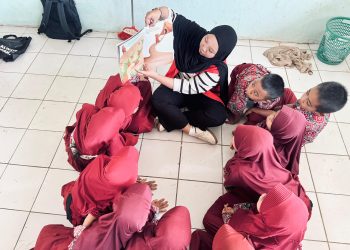 Mahasiswa KKNT Hidupkan Budaya Literasi Desa Balassuka Melalui Metode Membaca Nyaring