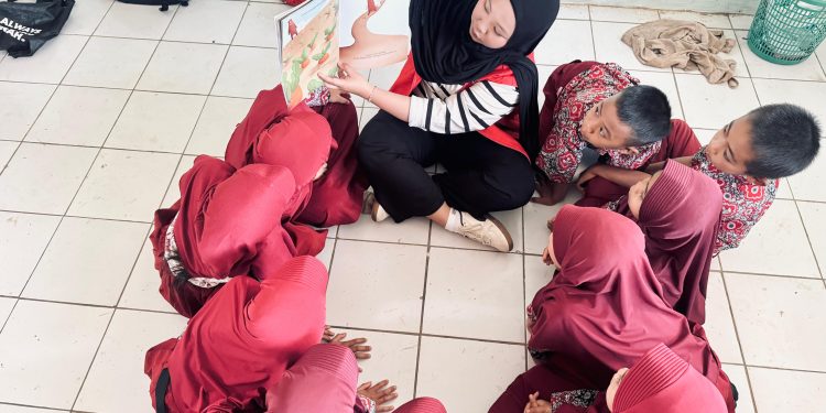 Mahasiswa KKNT Hidupkan Budaya Literasi Desa Balassuka Melalui Metode Membaca Nyaring