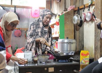 Foto dokumentasi sesi praktek langsung pembuatan lilin aromaterapi (Beeswax) oleh pelaku UMKM di Desa Mattabulu, Kecamatan Lalabata, Kabupaten Soppeng, Rabu (23/07).