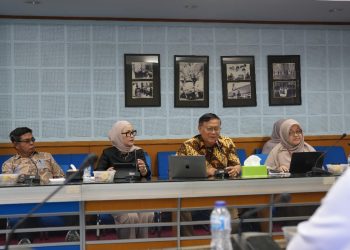 Ketua Panitia Pilrek Unhas 2026, Prof Hasanuddin dalam rapat perdana panitia Pilrek Unhas 2026 di Ruang Rapat A Gedung Rektorat Unhas, Jumat (25/07). Foto: Dokumentasi pribadi