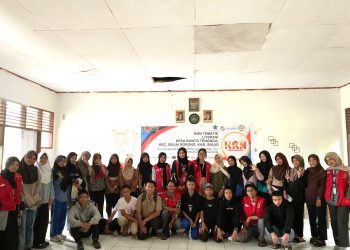 Foto bersama mahasiswa KKN-T Literasi Unhas di SMAN 8 Sinjai. Foto: Dokumentasi Pribadi