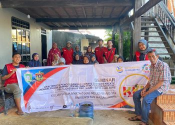 Foto bersama pasca pembuatan hidroponik oleh mahasiswa KKN degan warga Kelurahan Ujung Bulu, Kecamatan Ujung, Kota Parepare, Jumat (25/07). Foto : Dokumentasi Pribadi
