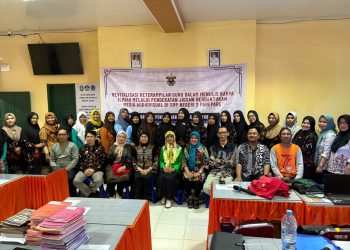 Foto Bersama Tim PKM Unhas bersama peserta pelatihan menulis karya ilmiah, Jumat (25/07). Foto: IDENTITAS/Ismail Basri