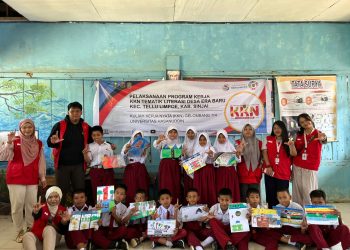 Foto bersama dengan siswa-siswi kelas 6 SDN 128 Bontokunyi, Senin (28/07). Foto: Dokumentasi Pribadi.