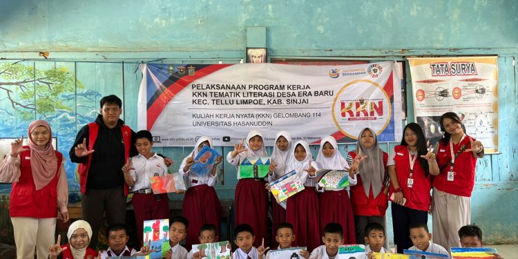 Foto bersama dengan siswa-siswi kelas 6 SDN 128 Bontokunyi, Senin (28/07). Foto: Dokumentasi Pribadi.