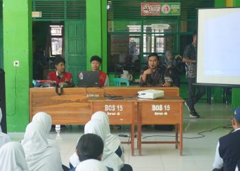 Sosialiasi bahaya penipuan lowongan kerja yang diadakan oleh mahasiswa KKNT Unhas di SMP Negeri 1 Pangsid, Kabupaten Sidenreng Rappang, Kamis (24/7). Foto: Dokumentasi pribadi