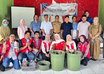 Foto bersama Mahasiswa KKN Tematik 114 Unhas, aparat desa, dan masyarakat setelah pemaparan program PINTAR Desa di Aula Kantor Desa Bontomanai, Selasa (29/07). Foto: Dokumentasi Pribadi