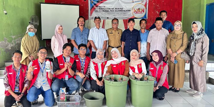Foto bersama Mahasiswa KKN Tematik 114 Unhas, aparat desa, dan masyarakat setelah pemaparan program PINTAR Desa di Aula Kantor Desa Bontomanai, Selasa (29/07). Foto: Dokumentasi Pribadi