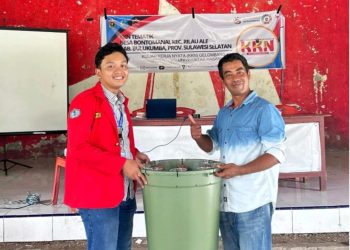 Foto bersama Mahasiswa KKN Tematik 114 Unhas, aparat desa, dan masyarakat setelah pemaparan program PINTAR Desa di Aula Kantor Desa Bontomanai, Selasa (29/07). Foto: Dokumentasi Pribadi