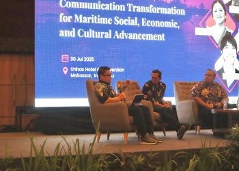 Prof Dr Phil Sukri saat memaparkan materinya pada kegiatan The 5th ASPIKOM International Communication Conference (AICCON) di Unhas Hotel & Convention, Rabu (30/07). Foto: IDENTITAS/Naufal Ahnaf Khairi.