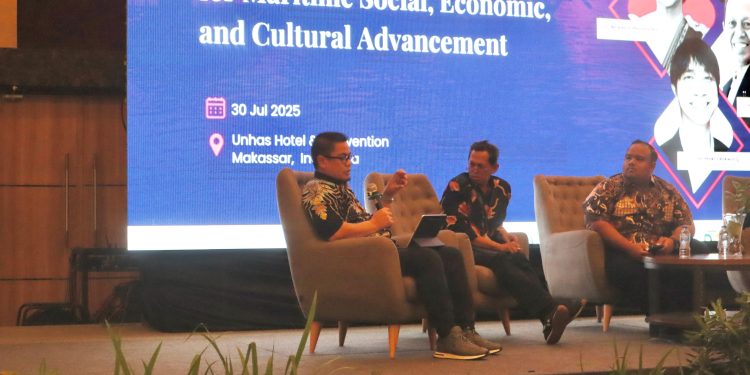 Prof Dr Phil Sukri saat memaparkan materinya pada kegiatan The 5th ASPIKOM International Communication Conference (AICCON) di Unhas Hotel & Convention, Rabu (30/07). Foto: IDENTITAS/Naufal Ahnaf Khairi.
