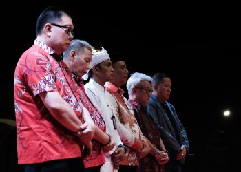 Tampak para pemuka lintas agama sedang mengikuti doa bersama.