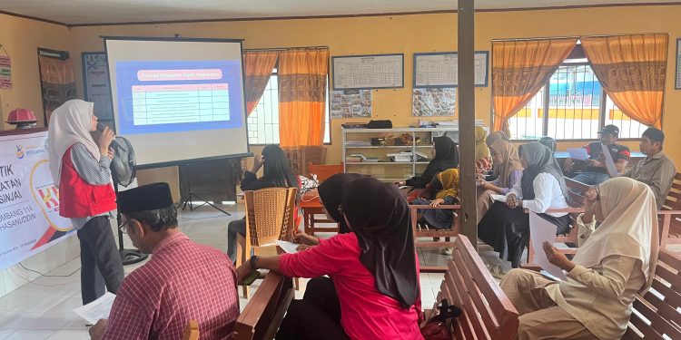 Zahra saat mengedukasi pelaku UMKM Desa Palae" di gedung PKK, Desa Palae, Sinjai, Sabtu (02/08). Foto : Dokumentasi Pribadi