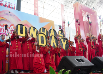 Unit Kegiatan Mahasiswa (UKM) Paduan Suara Mahasiswa (PSM) Unhas berunjuk gigi di atas panggung Unhas Day 2025.