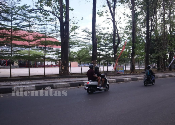 Kondisi Jalan depan GOR JK Arenatorium Unhas jelang PKKMB 2025, Sabtu (09/08). Foto: IDENTITAS/Noah