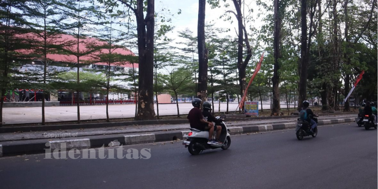 Kondisi Jalan depan GOR JK Arenatorium Unhas jelang PKKMB 2025, Sabtu (09/08). Foto: IDENTITAS/Noah