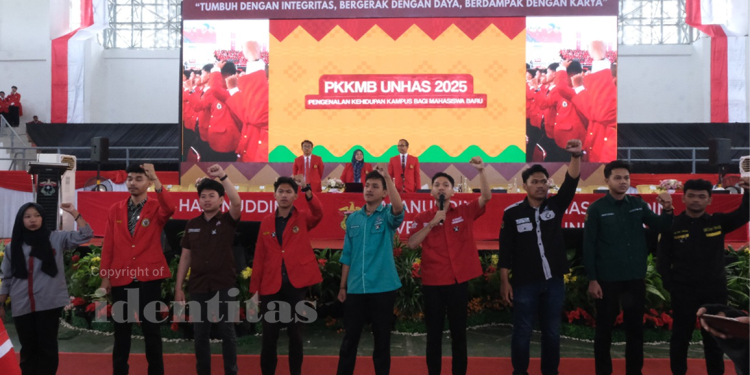 Perwakilan Ketua BEM Fakultas se-Unhas membacakan sumpah mahasiswa dengan pin One Piece yang melekat di pakaian yang mereka gunakan pada kegiatan PKKMB Unhas 2025 di GOR JK Arenatorium Unhas, Senin (11/08). Foto: IDENTITAS/Iyta