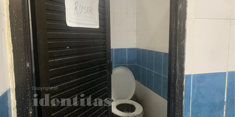 Salah satu toilet di Blok A Asrama Mahasiswa (Ramsis) Unhas yang ditandai dengan kertas bertuliskan "Rusak". Foto: IDENTITAS/Zhi