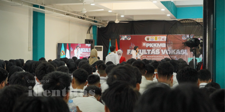 Suasana Pengenalan Kehidupan Kampus Mahasiswa Baru 2025 di Fakultas Vokasi Unhas, Selasa (12/08) di Gedung Perkuliahan Vokasi. Foto: IDENTITAS/Ilah