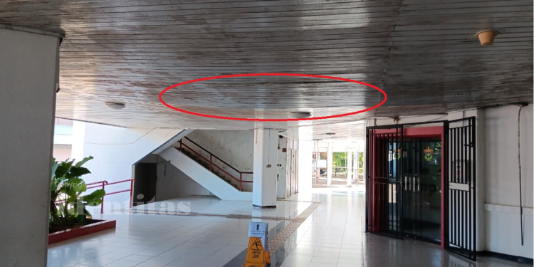 Kondisi Plafon di Lantai Satu Perpustakaan Unhas, Rabu (20/08). Foto: IDENTITAS/IRIS