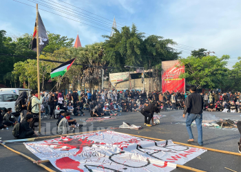 Suasana unjuk rasa di Pintu 1 Universitas Hasanuddin, Jumat (29/08). Foto: IDENTITAS/Klee