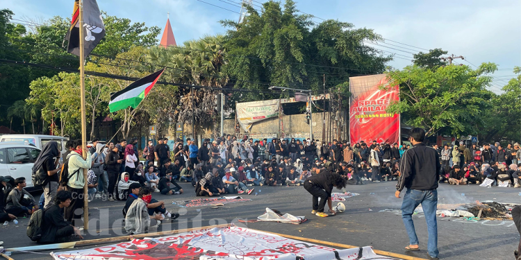 Suasana unjuk rasa di Pintu 1 Universitas Hasanuddin, Jumat (29/08). Foto: IDENTITAS/Klee