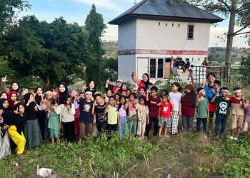 Foto bersama mahasiswa KKN dengan anak-anak Desa Datara, Kecamatan Bontoramba, Kabupaten Jeneponto, pasca pelaksanaan Kelas Senja, Senin (04/08).