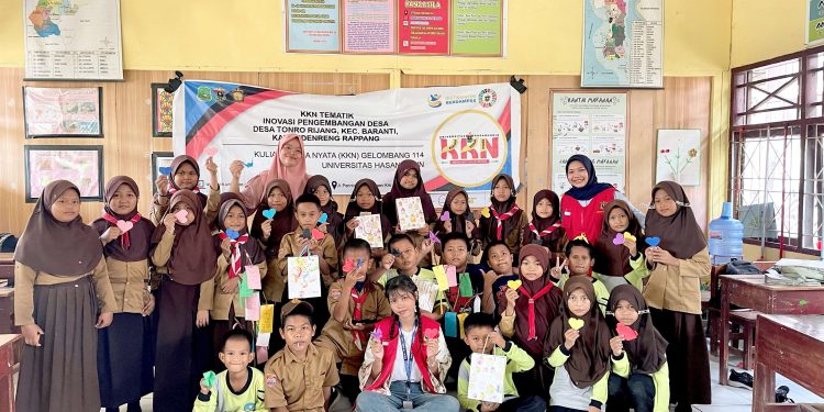 Foto bersama mahasiswa KKN dengan siswa SD Negeri 1 Tonronge, Desa Tonrong Rijang, Kabupaten Sidenreng Rappang, pada Sabtu (02/08). Foto: Dokumentasi Pribadi